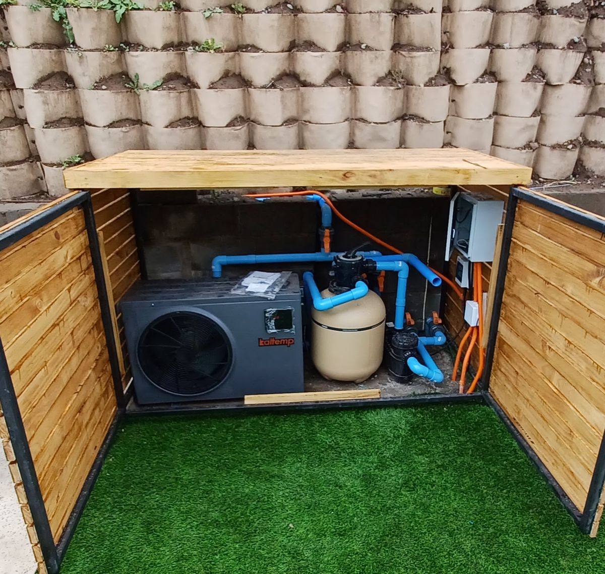 Caseta de madera con bomba de calor y filtro