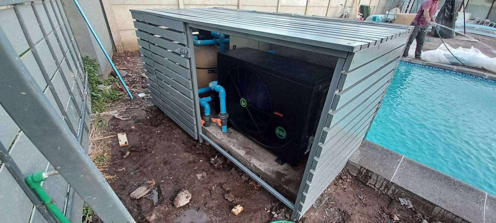 Caseta metálica para equipos de piscina