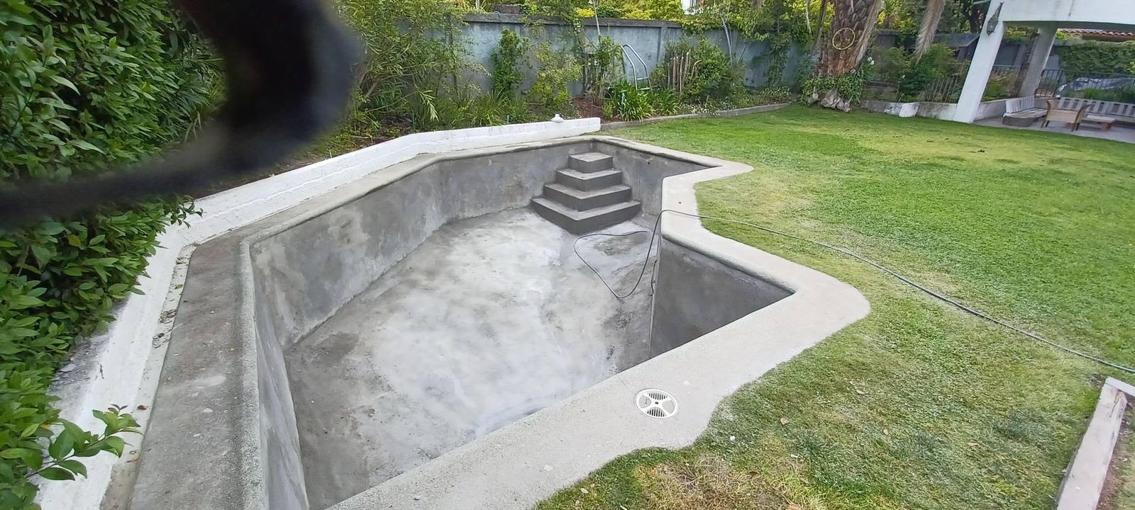 Piscina en obra gruesa con estructura de hormigón y escalera
