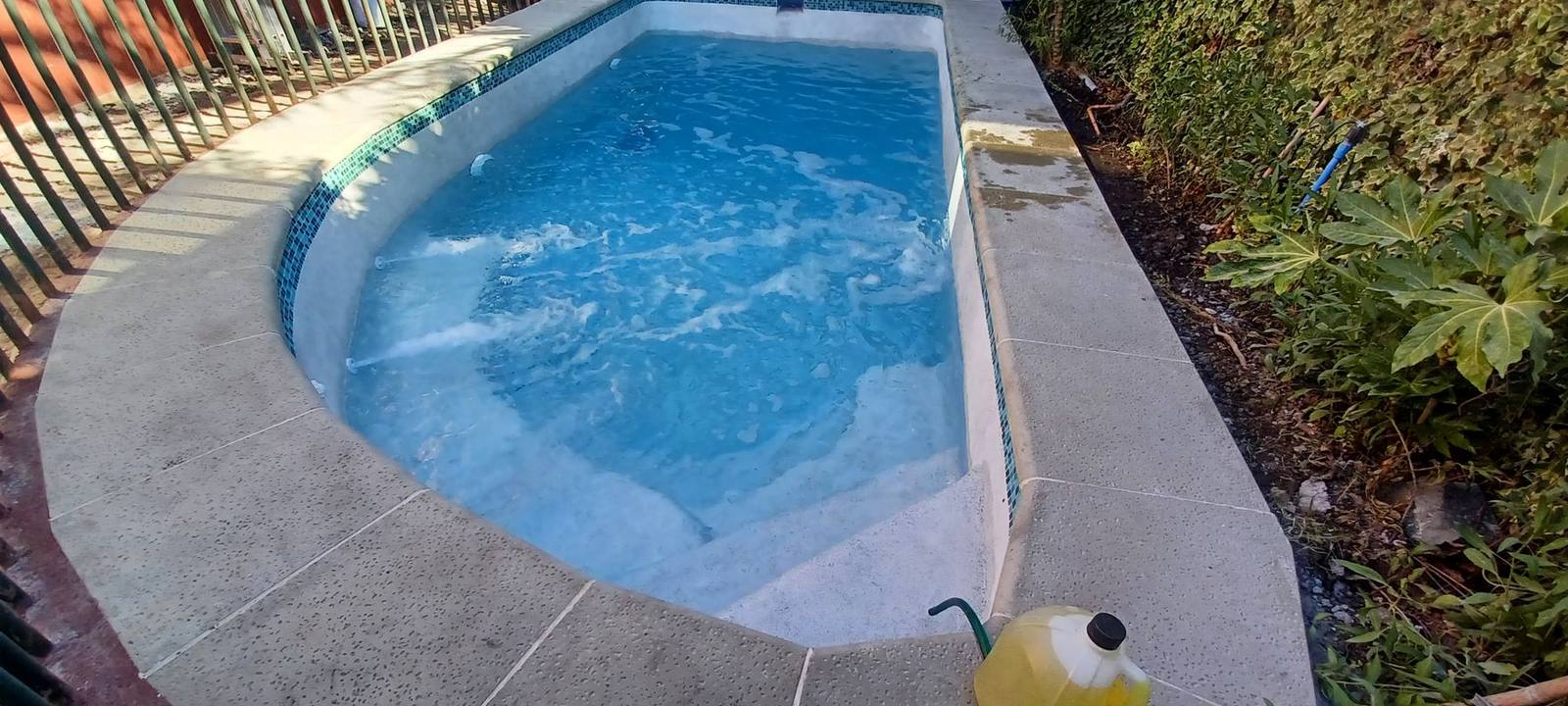 Piscina con hidromasaje lista para usar