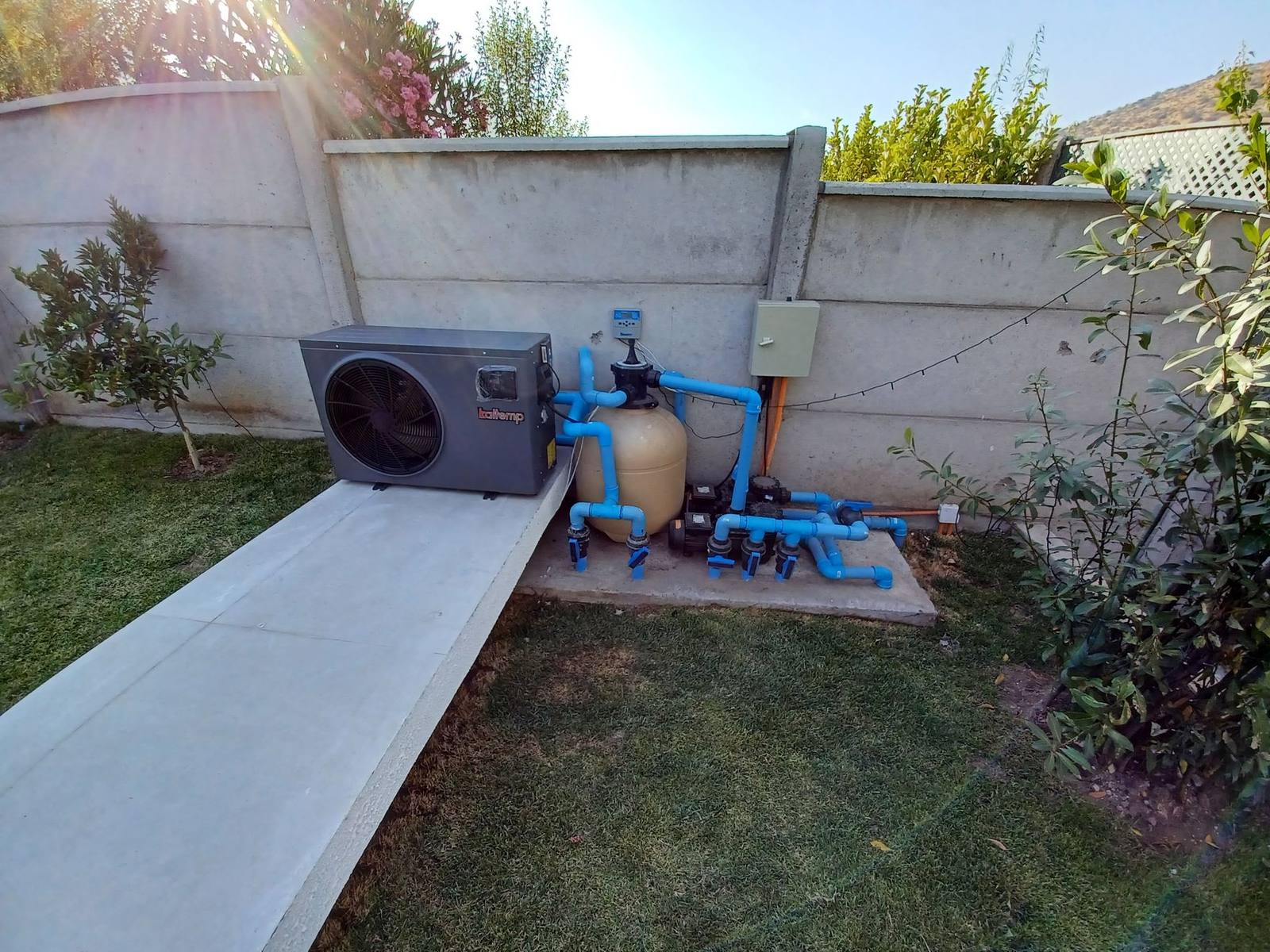 Sala de bombas con bomba de calor, filtro e instalación hidráulica